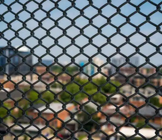 Comment choisir la bonne clôture métallique rigide pour votre propriété