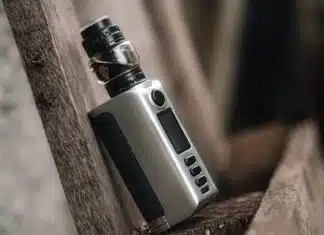 Accu 18650 : le composant essentiel pour les vapoteurs avertis an electronic device sitting on top of a wooden bench