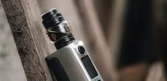 Accu 18650 : le composant essentiel pour les vapoteurs avertis an electronic device sitting on top of a wooden bench