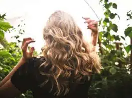 Quelles sont les meilleures façons de garder vos cheveux en bonne santé ? Femme en plein air, Unsplash