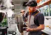 Barista utilisant une machine à café