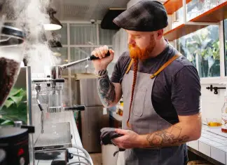 Barista utilisant une machine à café