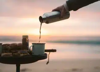 Un mug et un thermos de thé