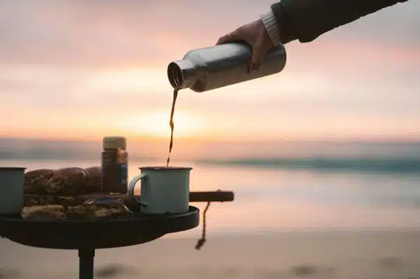 Un mug et un thermos de thé