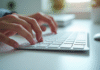 Clavier moderne sur bureau blanc avec touche verticale