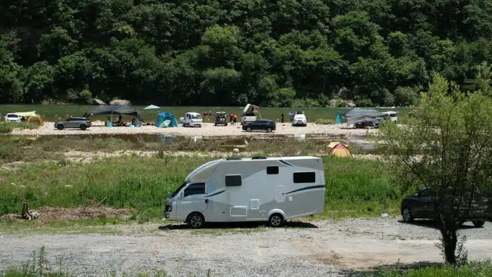 Comment installer une TV satellite dans votre camping-car pour un confort optimal ?