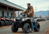 Guide d’achat exhaustif : comment sélectionner un quad pour adultes ? Homme en extérieur examine un quad robuste en concession