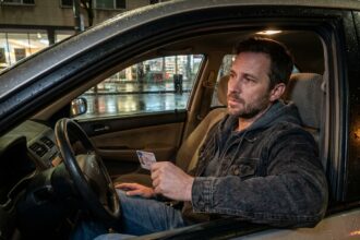 Homme dans sa voiture la nuit en ville avec permis