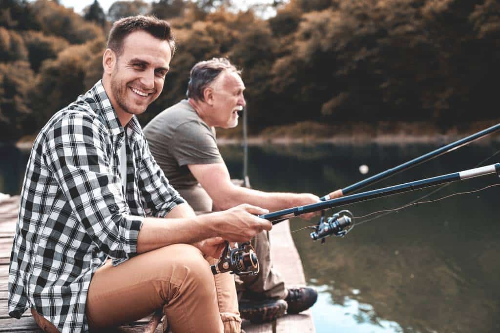 pêcheurs équipés de cannes à pêche