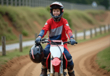 Pourquoi choisir une 50 croix homologuée pour débuter Jeune garçon de 15 ans en motocross souriant avec sa moto 50cc
