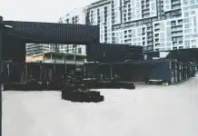 Quels sont les avantages d’un bureau en container ? black concrete building near high-rise buildings