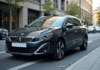 Peugeot 308 hybride en ville en journée
