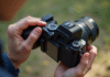 Personne ajustant les reglages d'un appareil photo moderne