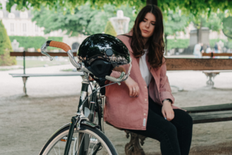 une femme assise à côté de son vélo